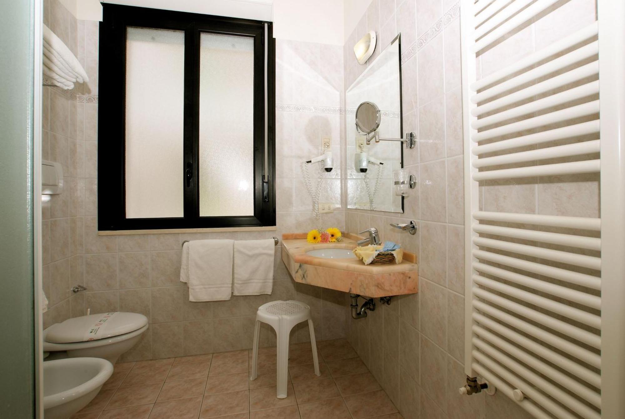 קרביה Hotel Athena מראה חיצוני תמונה